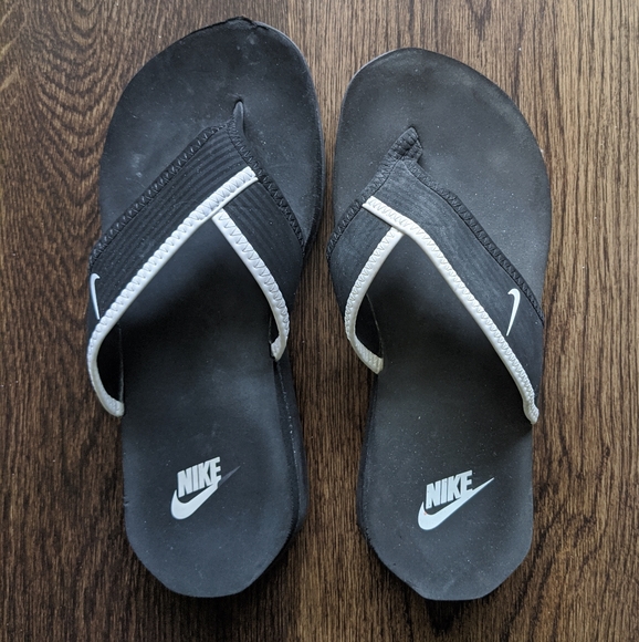 nike sandals womens black and white